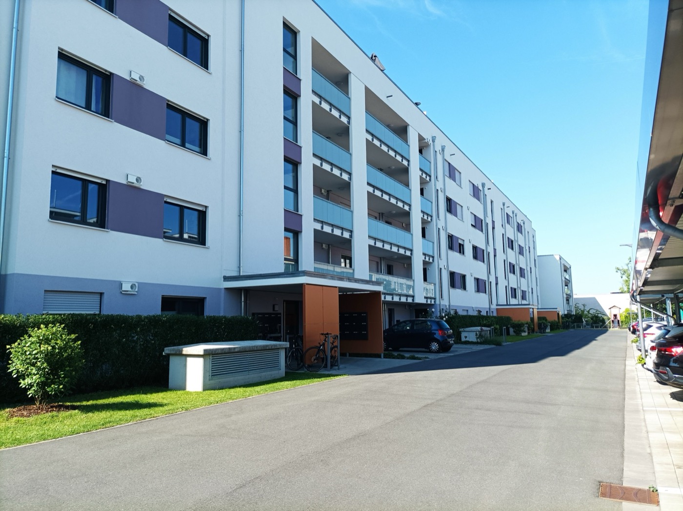 Moderne Wohnanlage mit gepflegten Hecken und sauberen Wegen