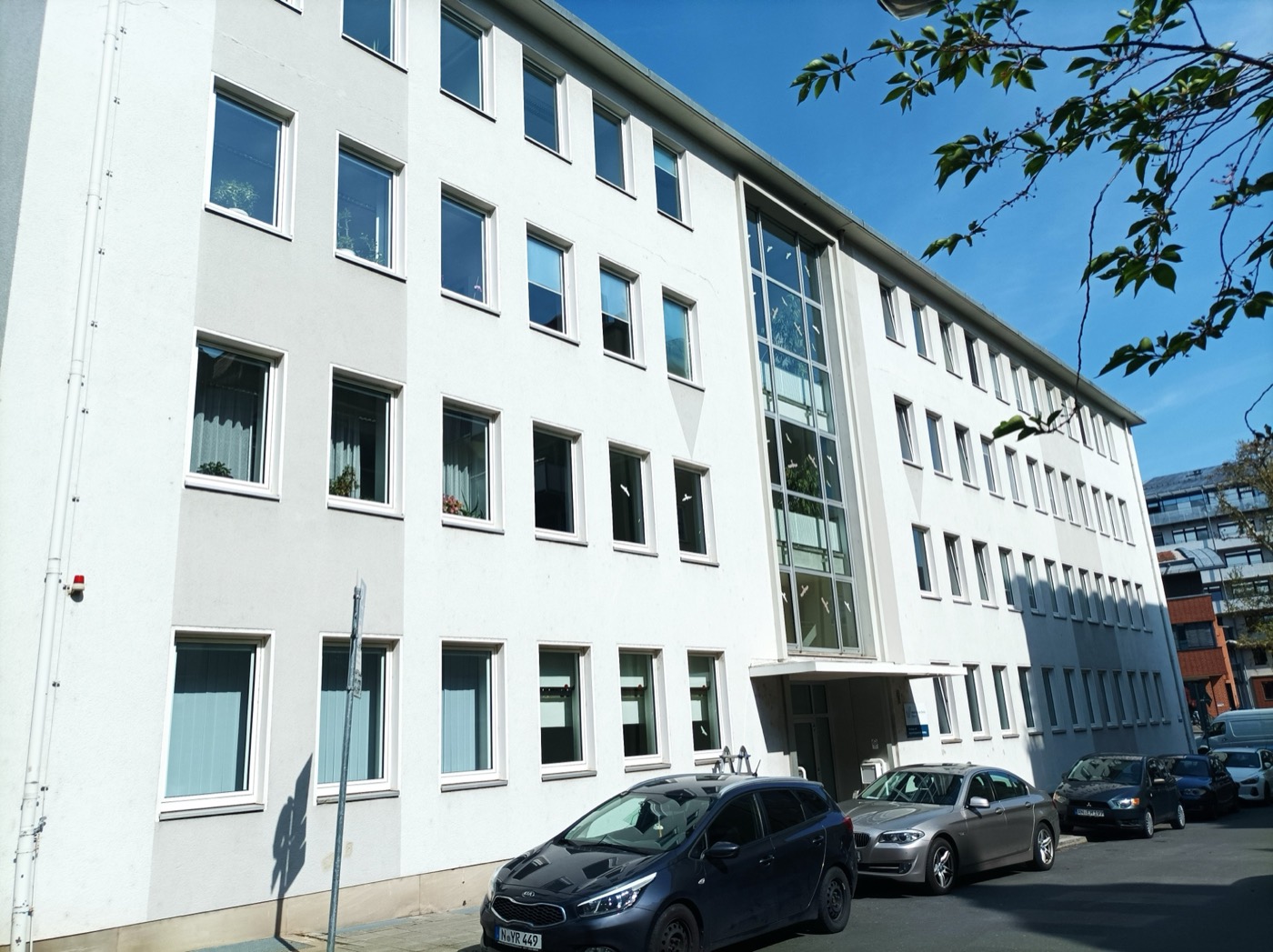 Fassade eines gepflegten Bürogebäudes — betreutes Gewerbeobjekt